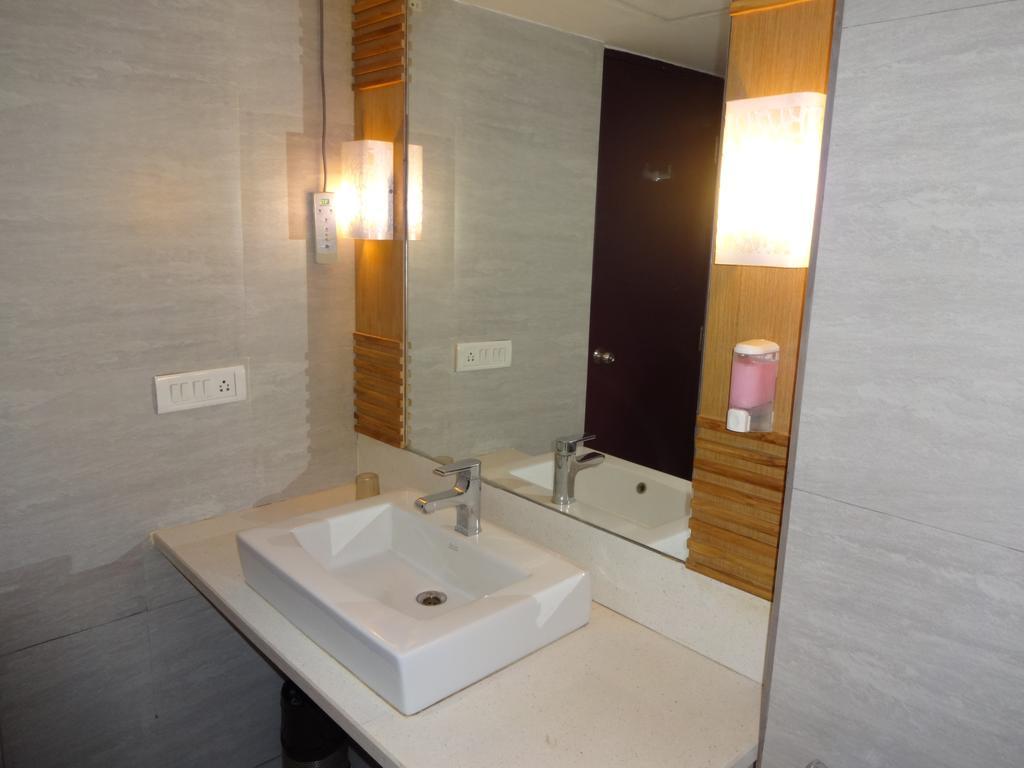 The Purple Leaf Hotels Haiderabad Buitenkant foto