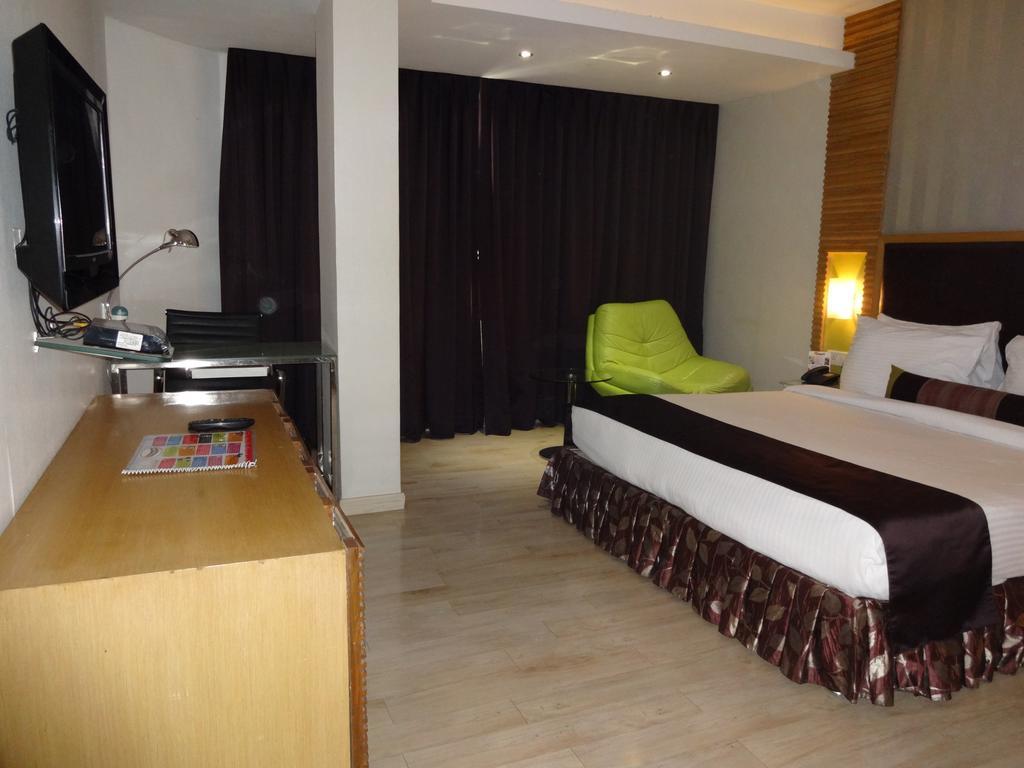The Purple Leaf Hotels Haiderabad Buitenkant foto