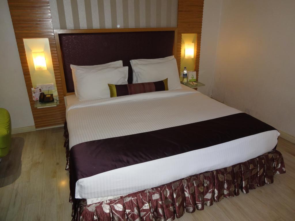 The Purple Leaf Hotels Haiderabad Buitenkant foto